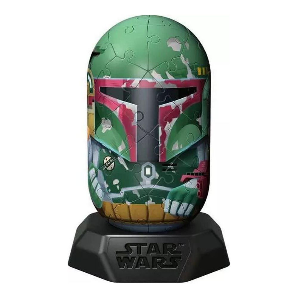 Un puzzle 3D a forma di casco Boba Fett verde su un supporto Star Wars nero.