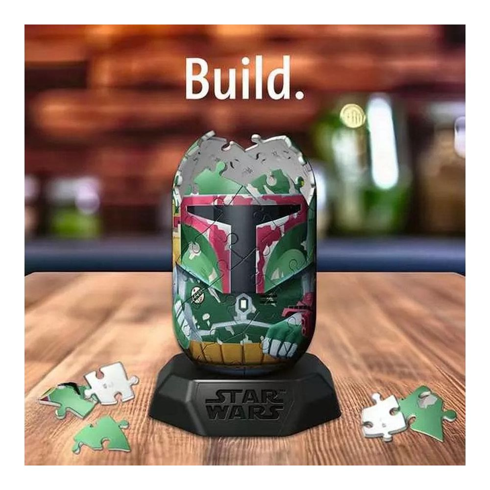 Puzzle 3D del casco di Boba Fett su un piedistallo con pezzi sciolti nelle vicinanze.