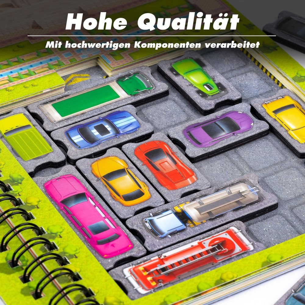 Wiele kolorowych samochodzików w opakowaniach, na szarej powierzchni.