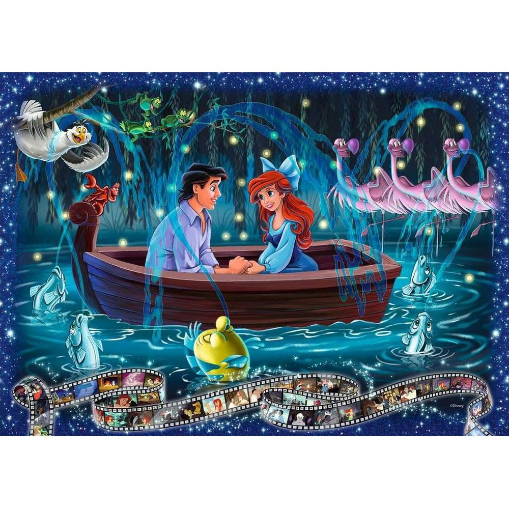 Prinz Eric und Arielle in einem Boot auf dem Wasser, umgeben von Fischen und Vögeln.