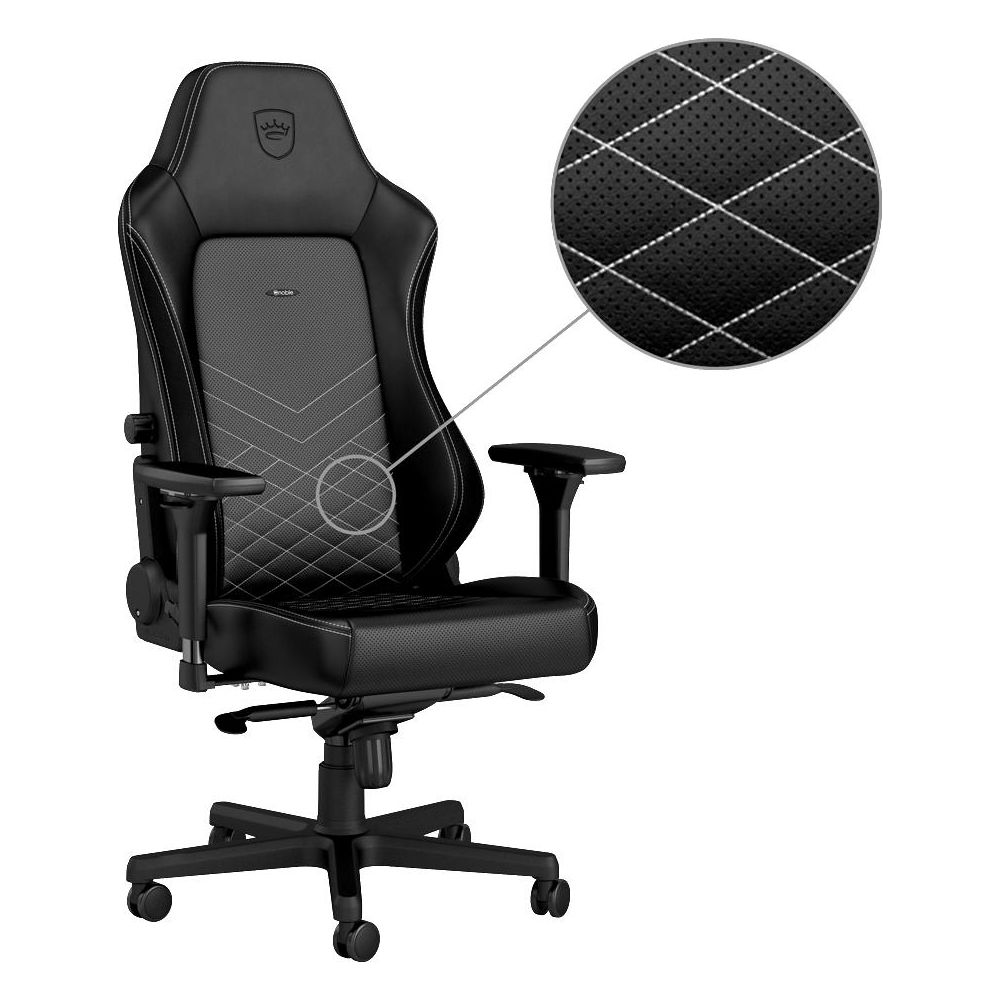 Sedia da gaming nera con dettaglio ravvicinato di materiale traforato con cuciture.
