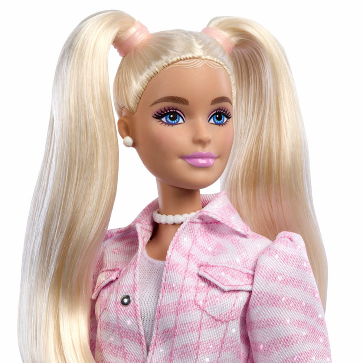 Barbie-Puppe mit blonden Zöpfen, blauem Auge und pink kariertem Outfit.