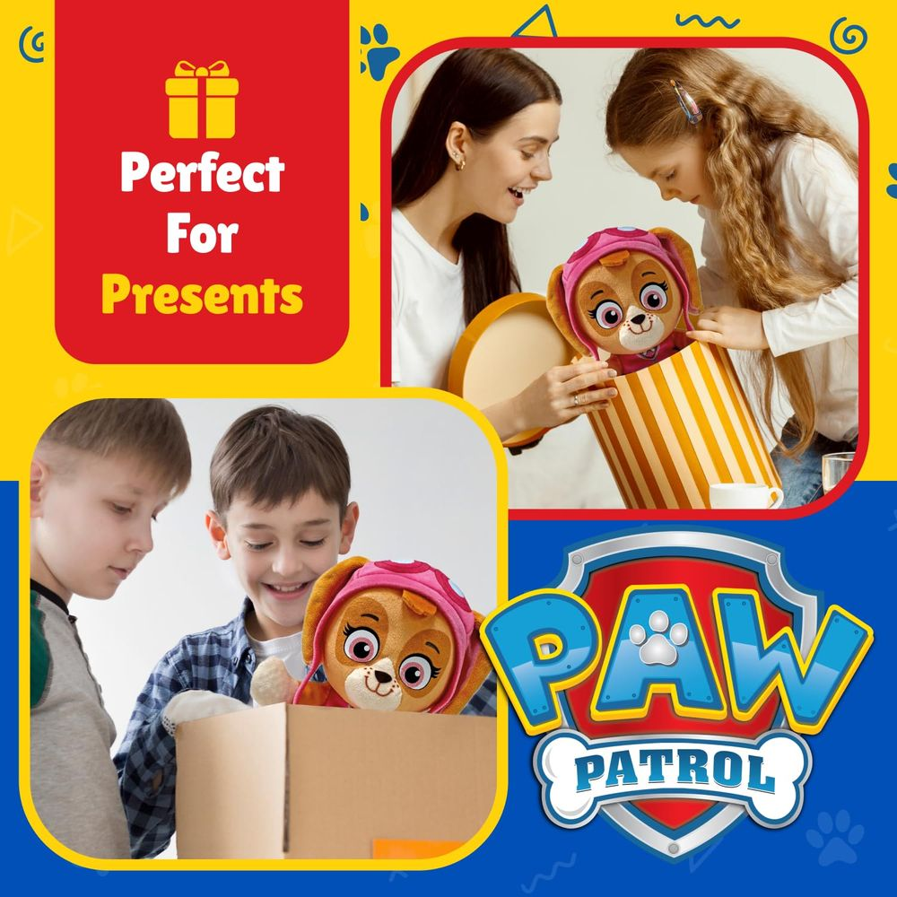 Giovani bambini scoprono una bambola Skye di Paw Patrol da una scatola di cartone.