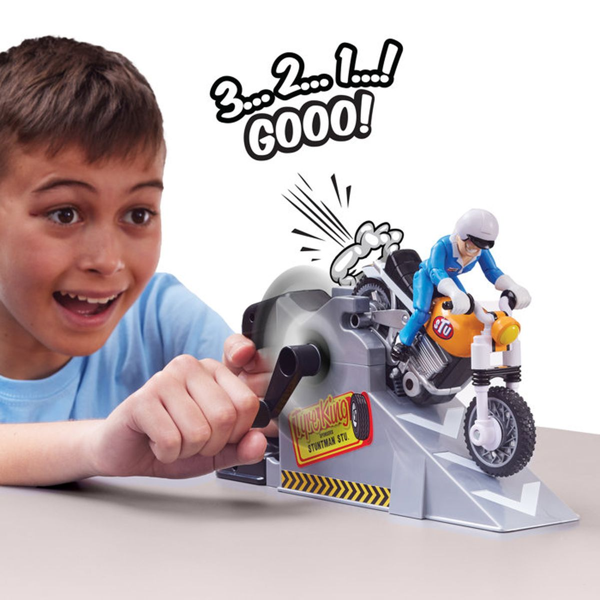 Un niño gira una manivela para lanzar una acrobacia en moto.