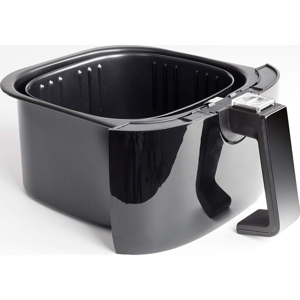 Ein schwarzer Airfryer-Korb mit Griff auf weißem Hintergrund.