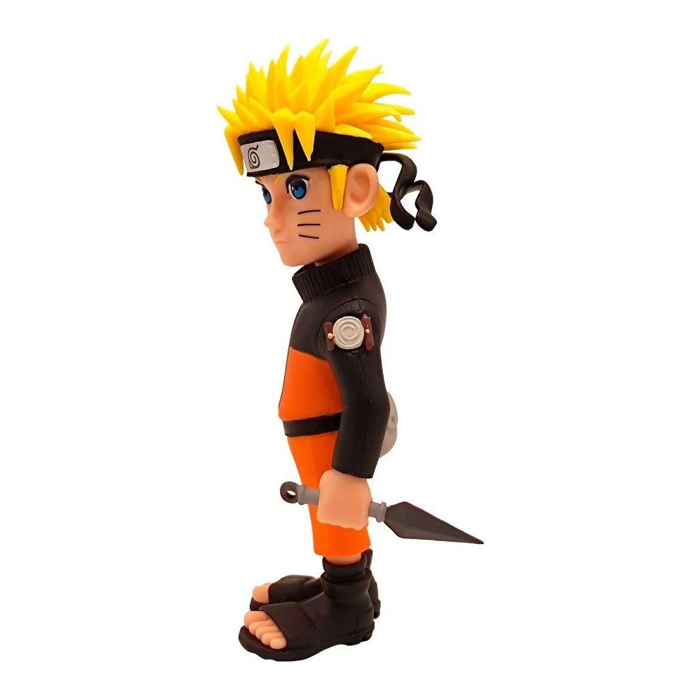 Statua di Naruto Uzumaki con un kunai. Indossa il suo abito arancione e nero.