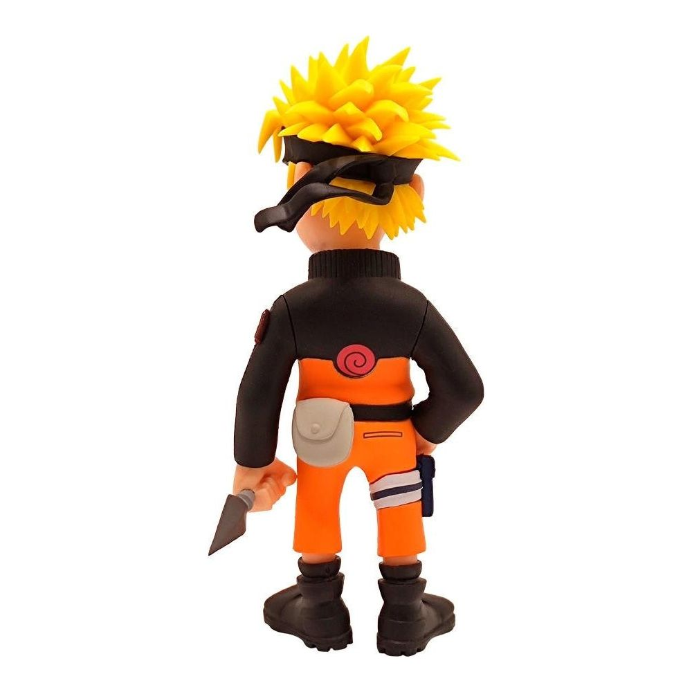 Statua di Naruto vista da dietro, con capelli gialli a punta, fascia nera e abito arancione.
