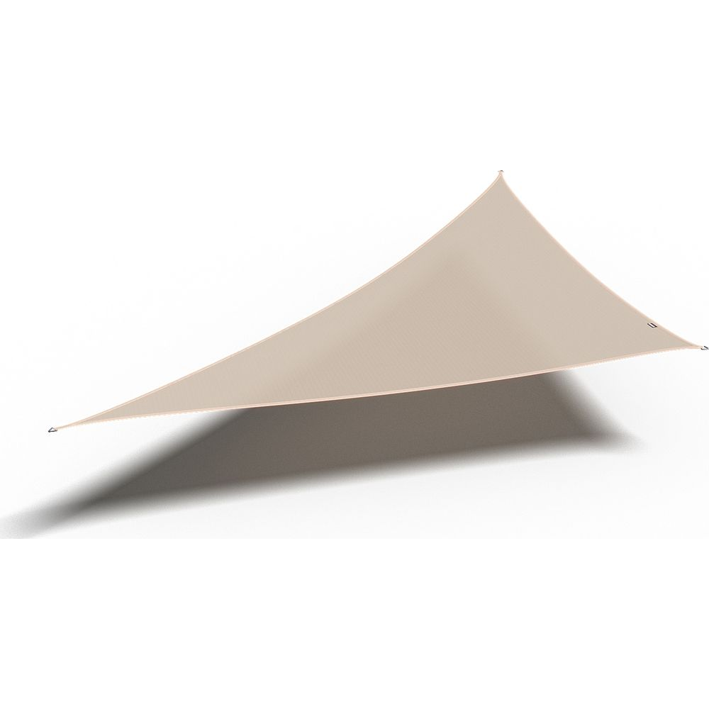 Een beige driehoekig zonzeil ligt op een witte ondergrond.