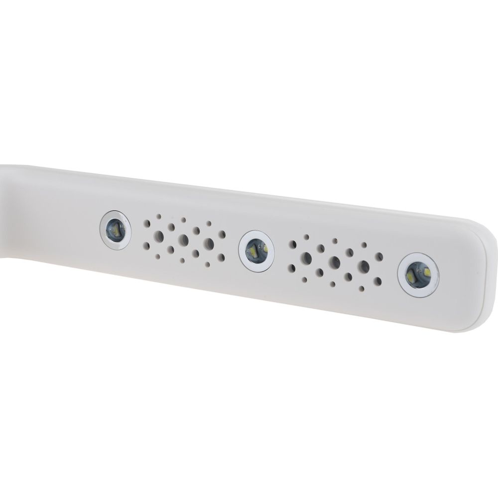 Dispositivo bianco con tre LED e prese d'aria circolari su sfondo bianco.
