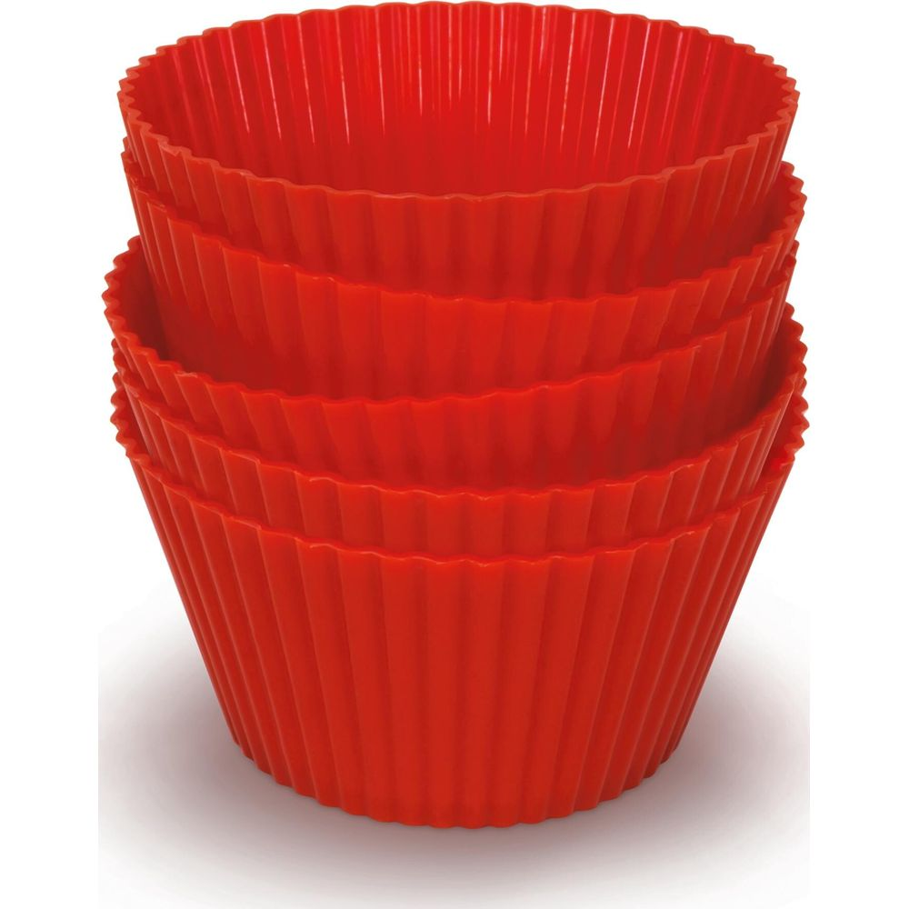 Cuatro moldes rojos de silicona para magdalenas apilados.