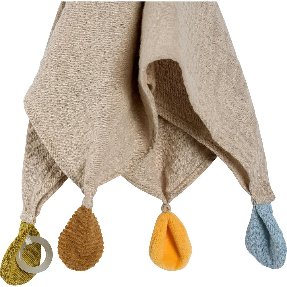 Beigefarbene Musselintücher mit bunten Anhängern: Gelb, Braun, Orange und Blau.