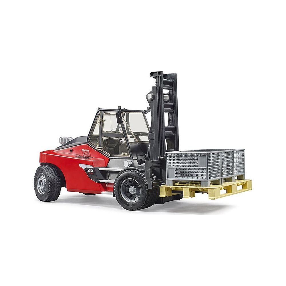 Czerwony wózek widłowy z szarym pojemnikiem na palecie.