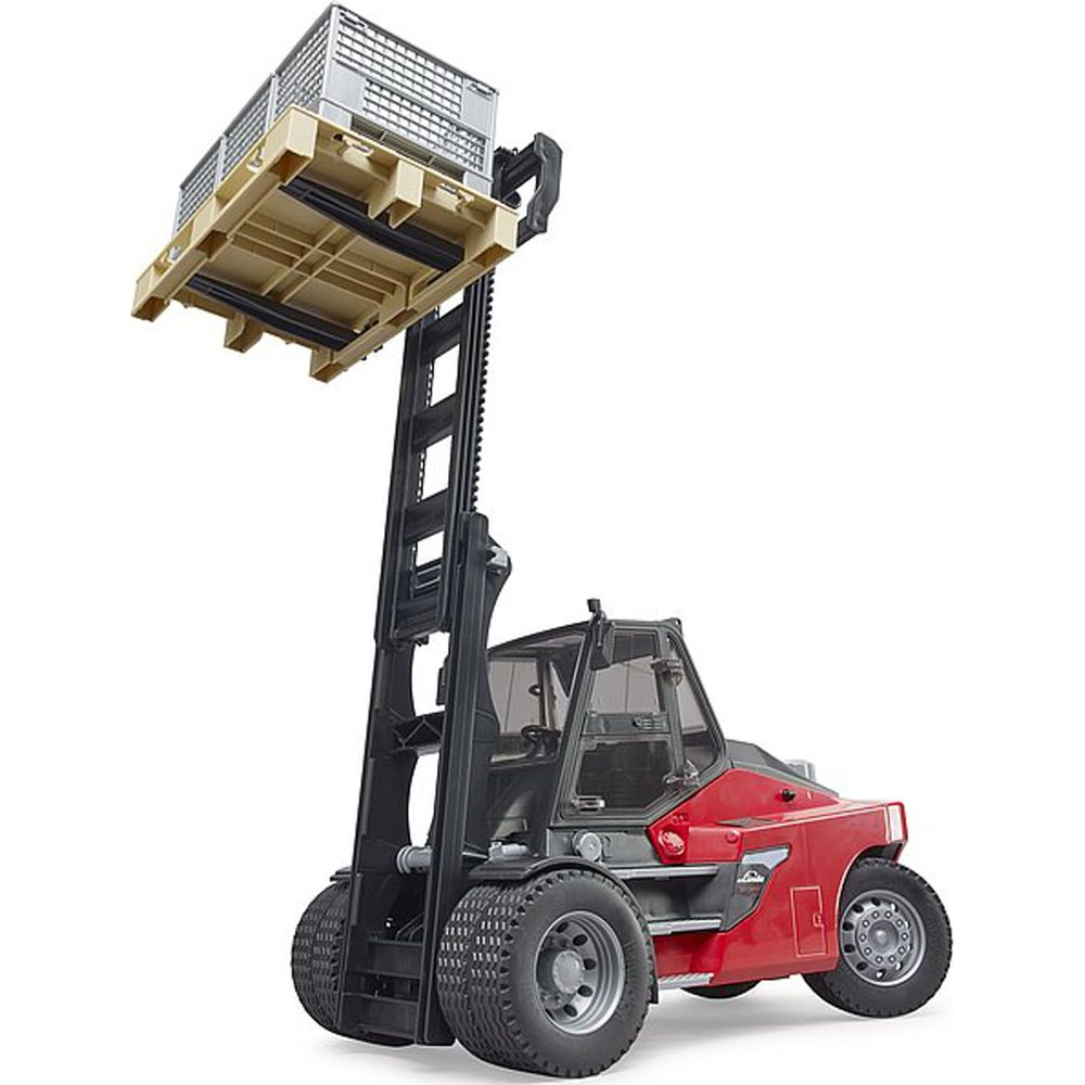 Czerwony wózek widłowy unosi białą skrzynię na palecie w powietrze.