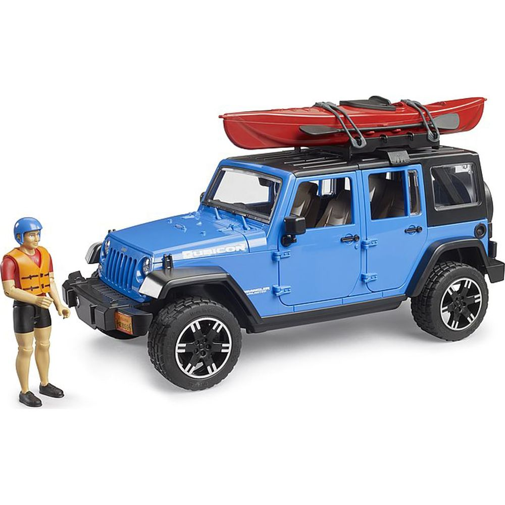 Ein blauer Jeep mit einem roten Kajak auf dem Dach und eine Puppe.
