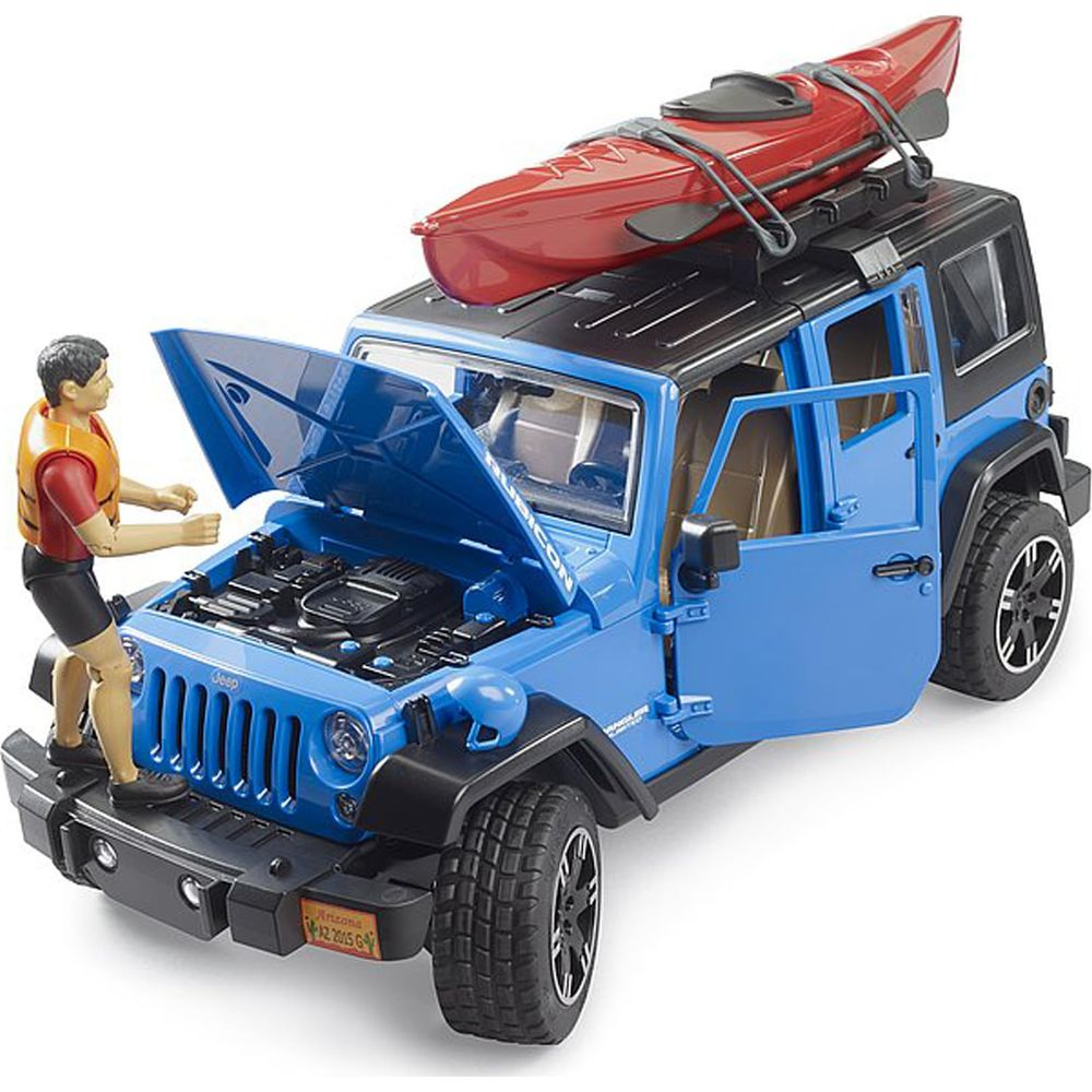 Ein Mann mit Schwimmweste steht neben einem blauen Jeep mit geöffneter Motorhaube und Kajak auf dem Dach.