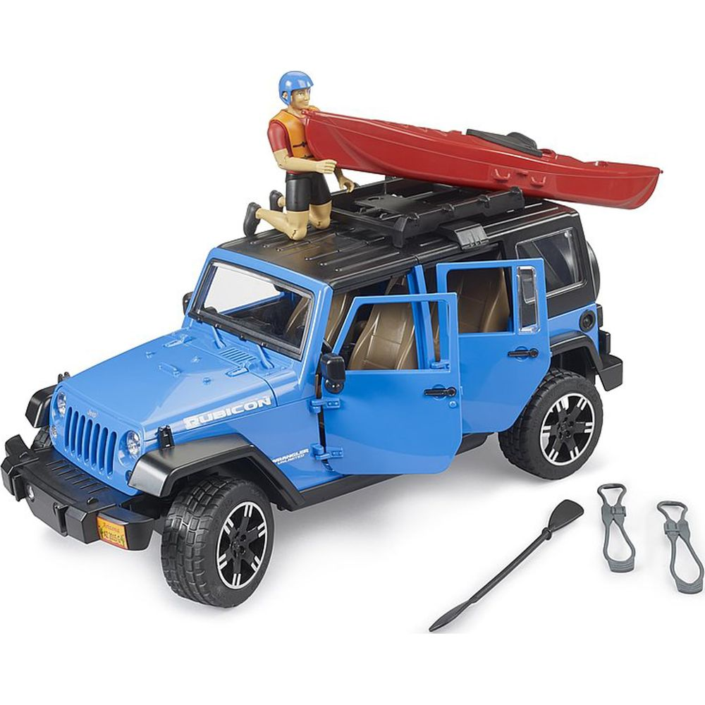 Blauer Jeep mit Kajak auf dem Dach und Figur. Paddel und Halterungen liegen daneben.