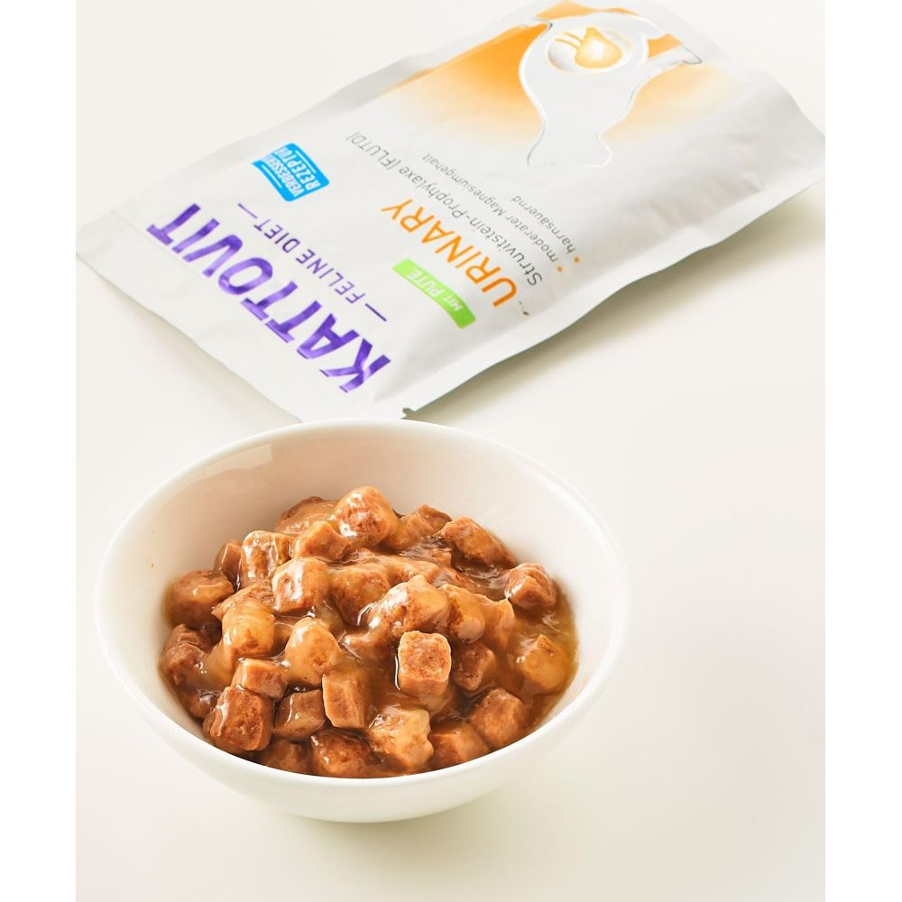 Eine Schüssel Katzenfutter neben einer Packung Kattovit Urinary Feline Diet.