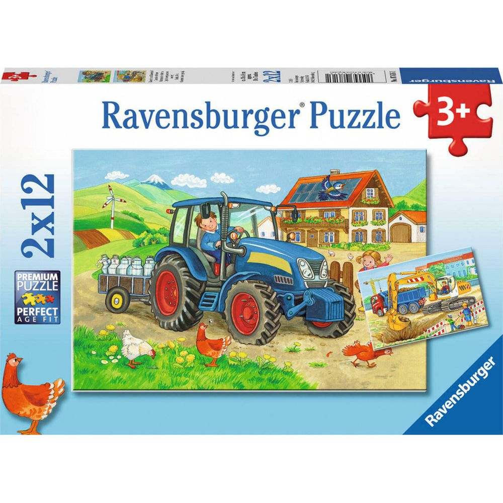 Un tracteur bleu avec un garçon conduit dans une ferme avec des poules et une maison avec panneaux solaires.