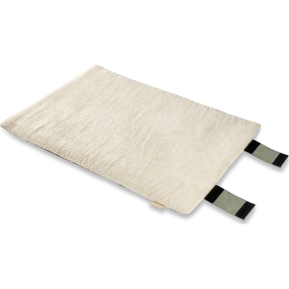 Ein cremefarbener, flauschiger Teppich mit zwei grauen Schlaufen auf der rechten Seite.