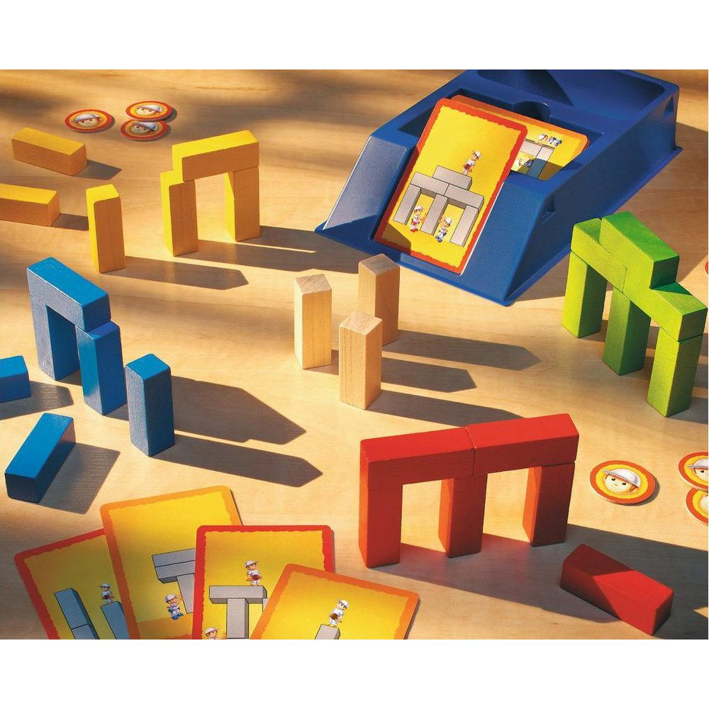 Bloques de madera de colores y cartas para un juego en una mesa de madera.