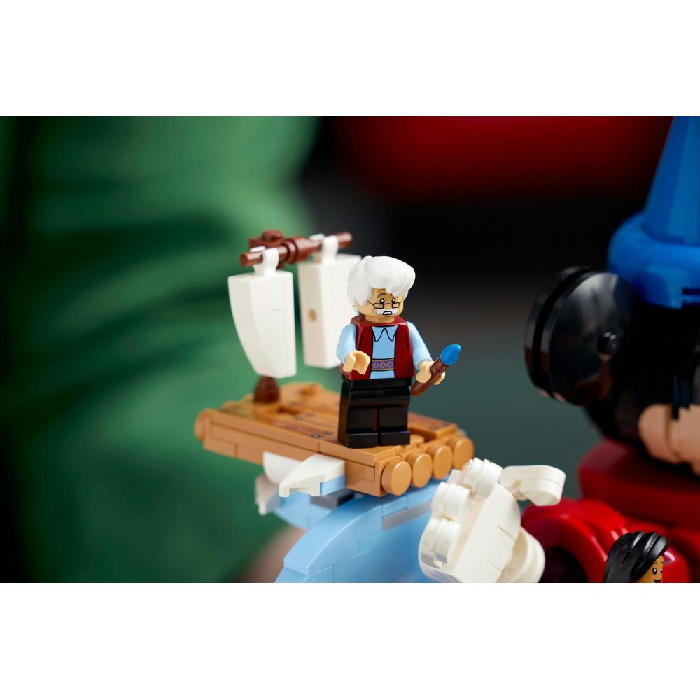 Yelkenli sal üzerinde beyaz saçlı Lego dede figürü.