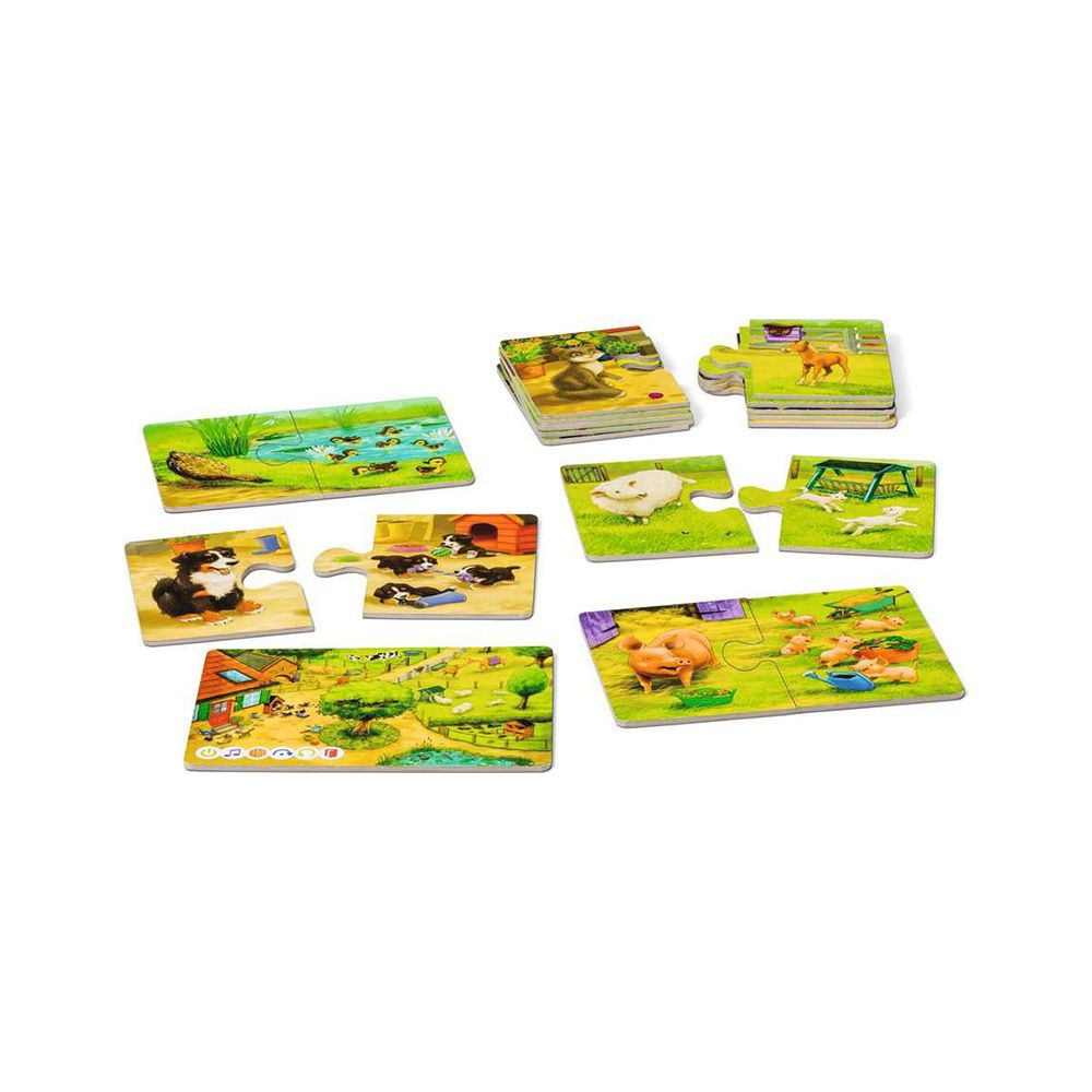 Vari puzzle di animali da fattoria giacciono su uno sfondo bianco.