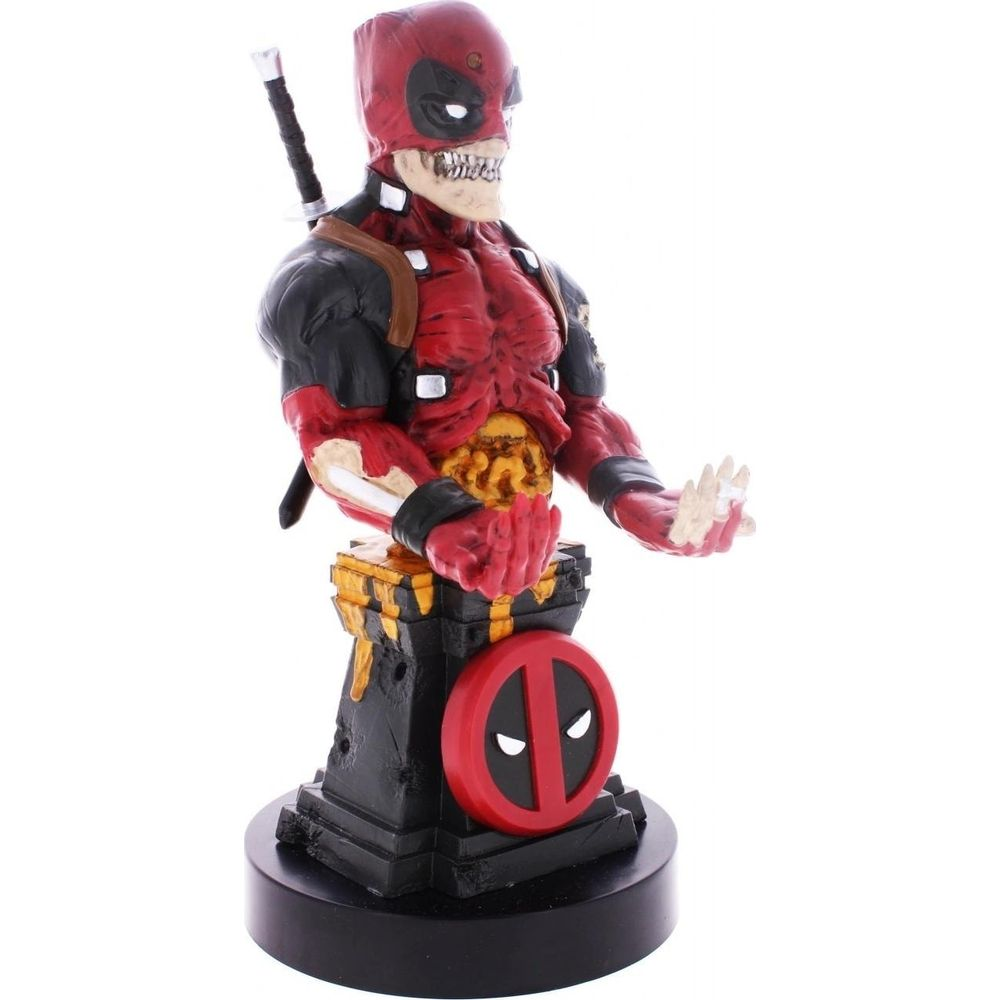 Statua di Deadpool con costume strappato e spada su base con simbolo.