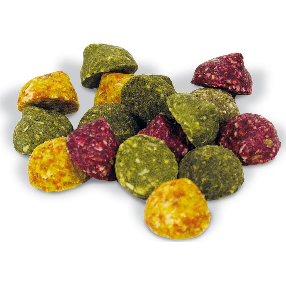 Haufen von kleinen, bunten Futterbrocken in Grün, Gelb und Rot.