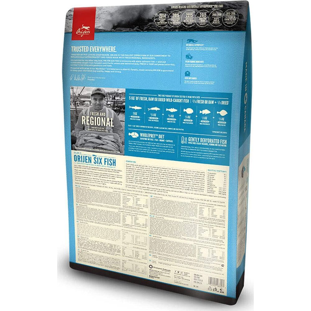 Torba z karmą dla psów z motywem ryb, etykietą z tekstem i nagrodami.