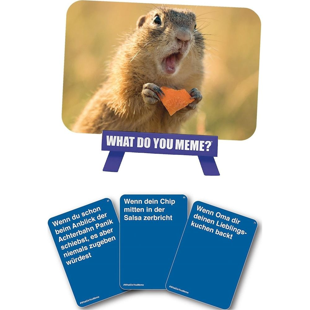 Een marmot houdt een oranje snack vast en eet deze.