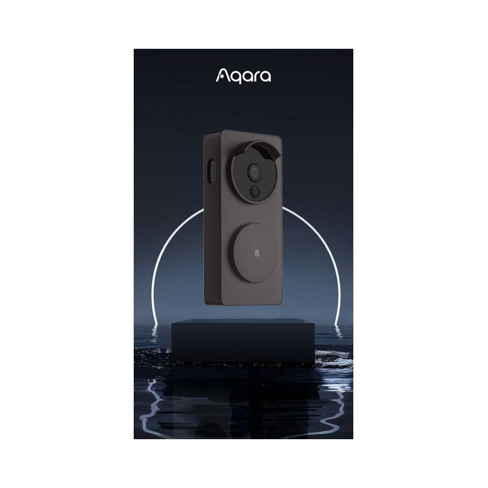 Un videocitofono Aqara scuro con fotocamera fluttua su una base nera in acqua riflettente.
