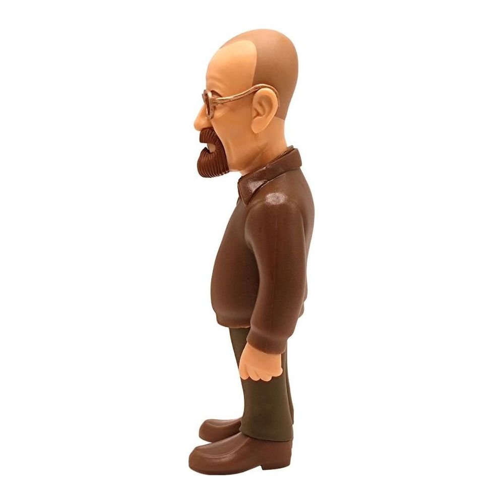 Figura calva con gafas y barba viste camisa marrón y pantalones verdes.