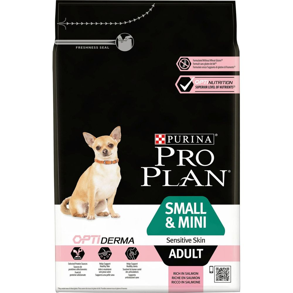 Un chihuahua se sienta junto a una bolsa de comida para perros Purina Pro Plan para perros pequeños.