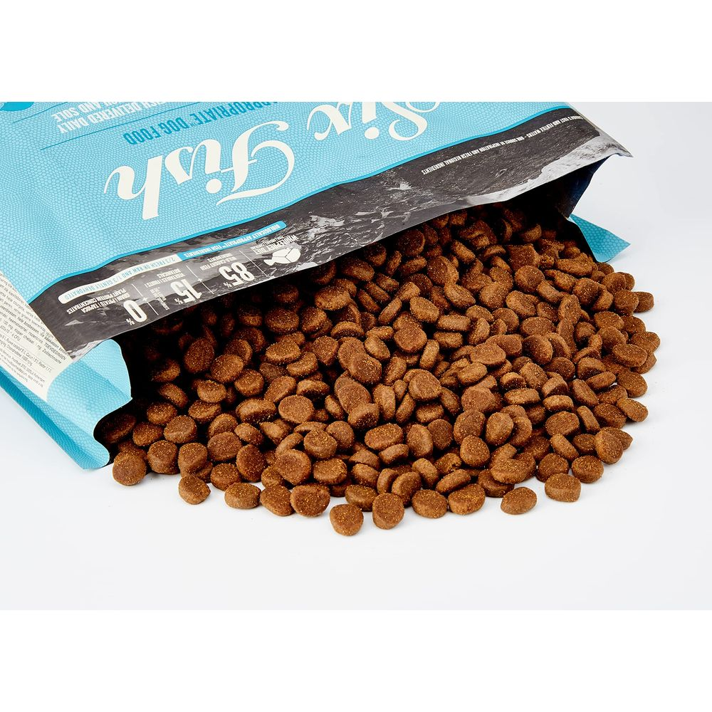 Torba z psią karmą rybną leżąca na boku, wysypująca suchą karmę.