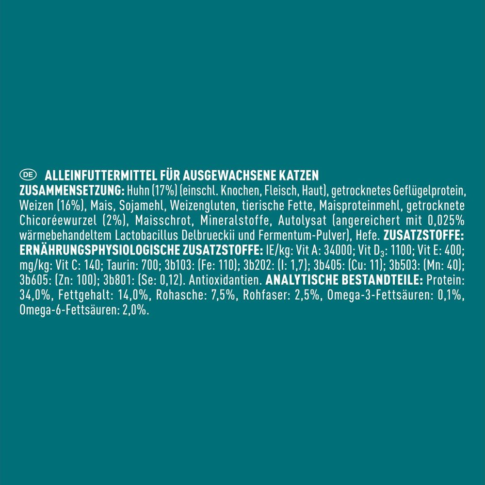 Etykieta karmy dla kota z listą składników i wartościami odżywczymi.