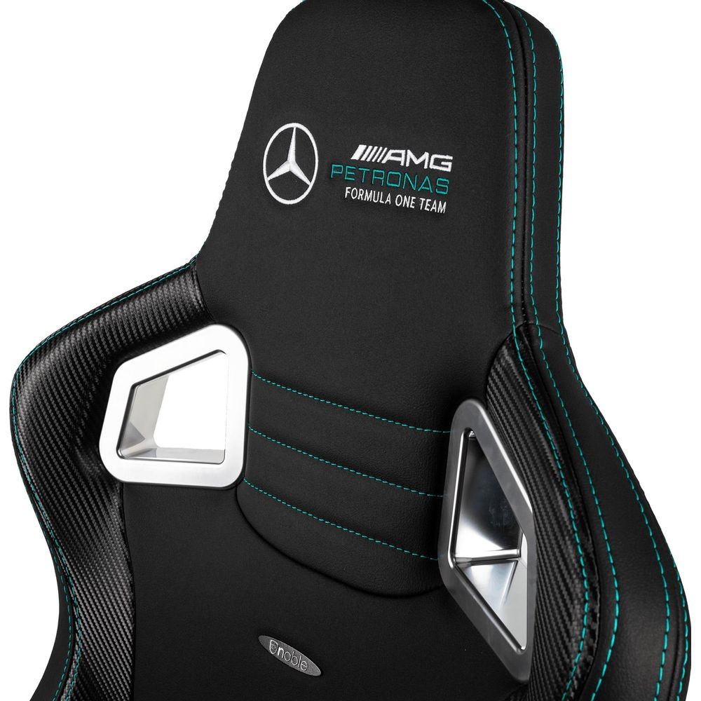Schwarzer Rennsitz mit AMG Petronas Logo, petrolfarbenen Nähten und Carbon-Akzenten.