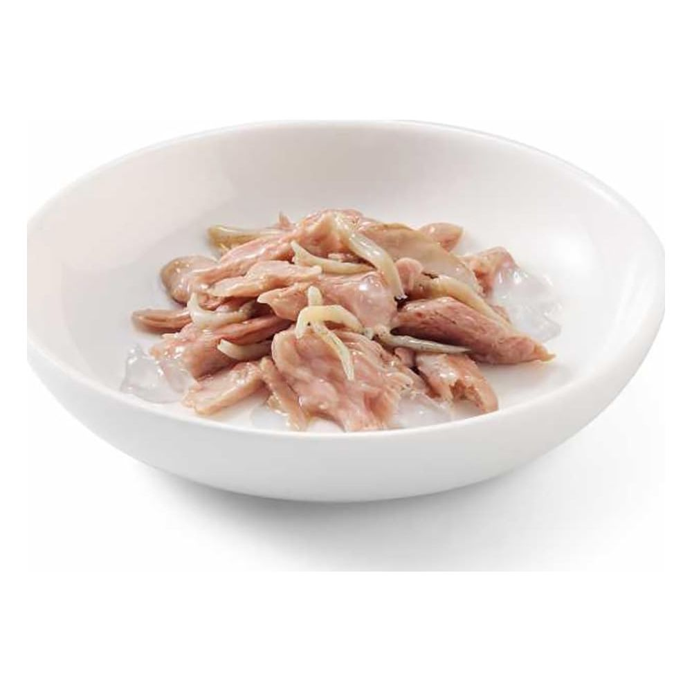 Carne de pollo cocida en un bol blanco con gelatina.