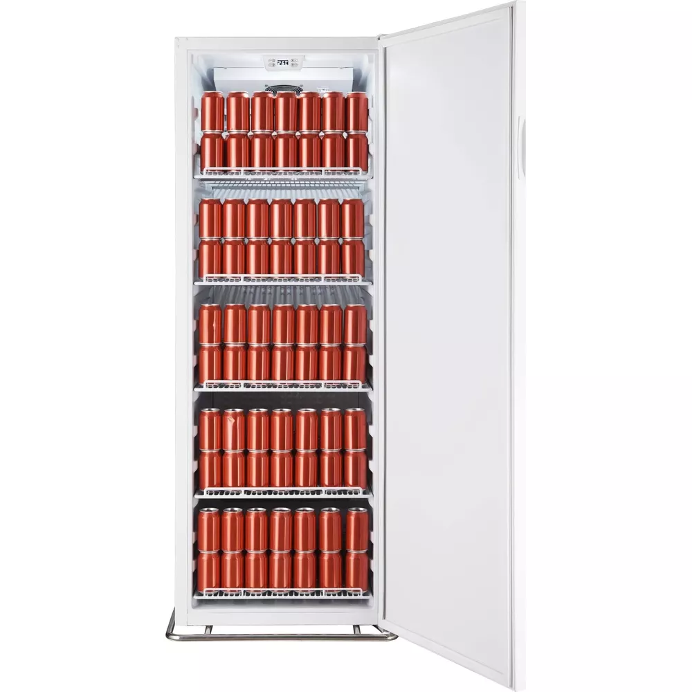 Ein offener Kühlschrank voller roter Getränkedosen auf mehreren Regalen.