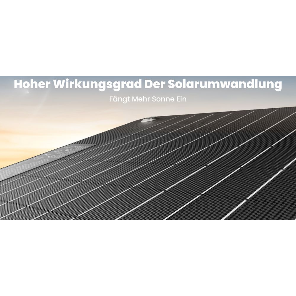 Dunkle Solarpanel-Oberfläche mit weißen Linien unter einem hellen Himmel.