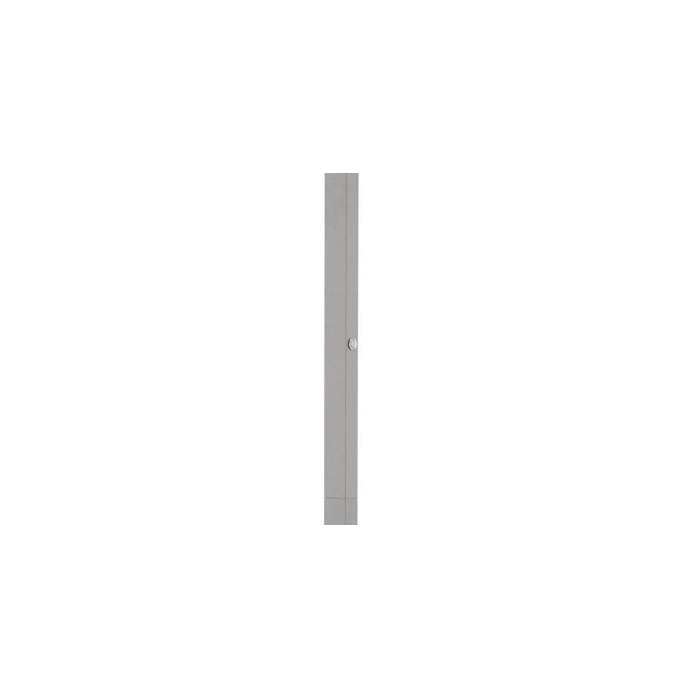 Un poteau vertical gris avec une petite indentation circulaire.