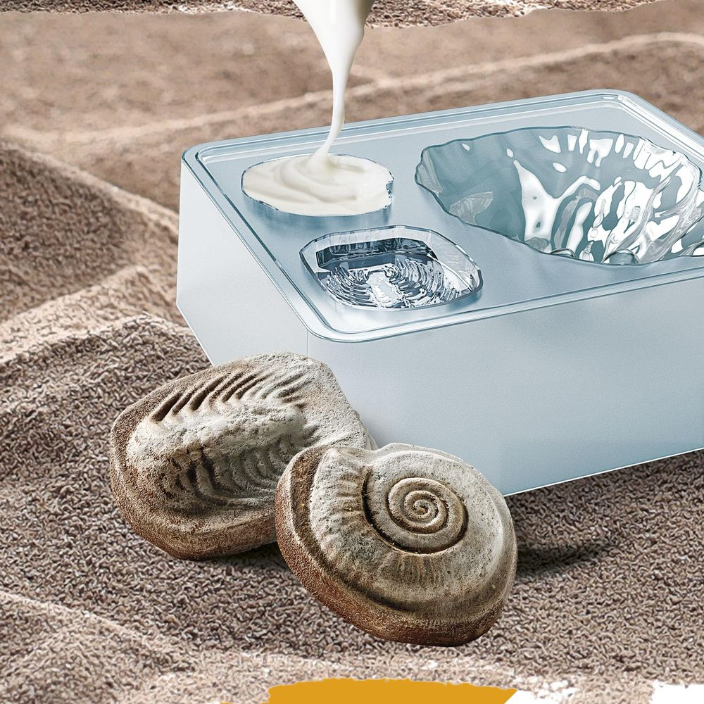 Liquido versato in uno stampo, con fossili sulla sabbia nelle vicinanze.