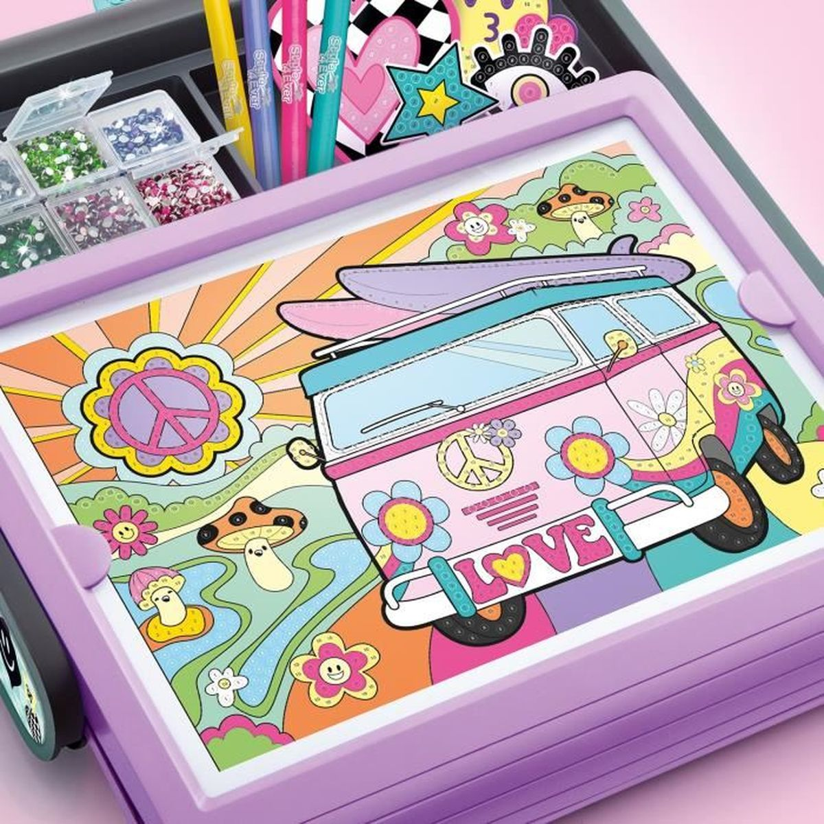 Różowy van w stylu hippi z deskami surfingowymi i kwiatami na kolorowym tle.