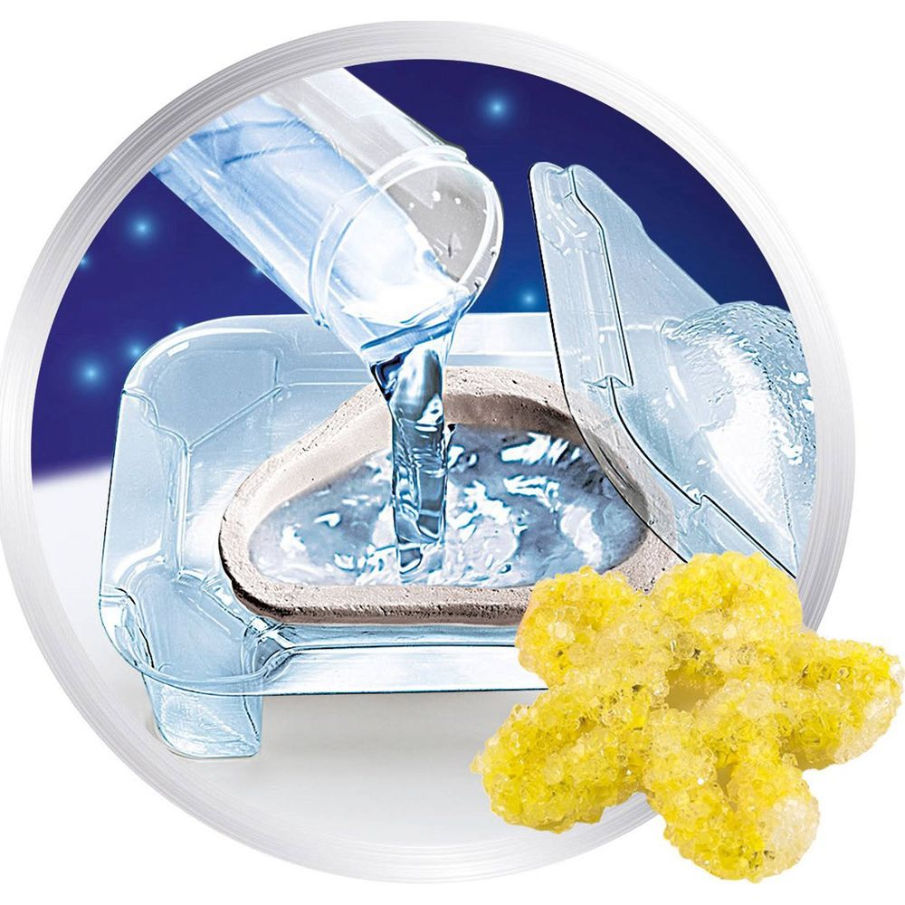 Wasser wird in eine Schale gegossen, daneben sind gelbe Kristalle.