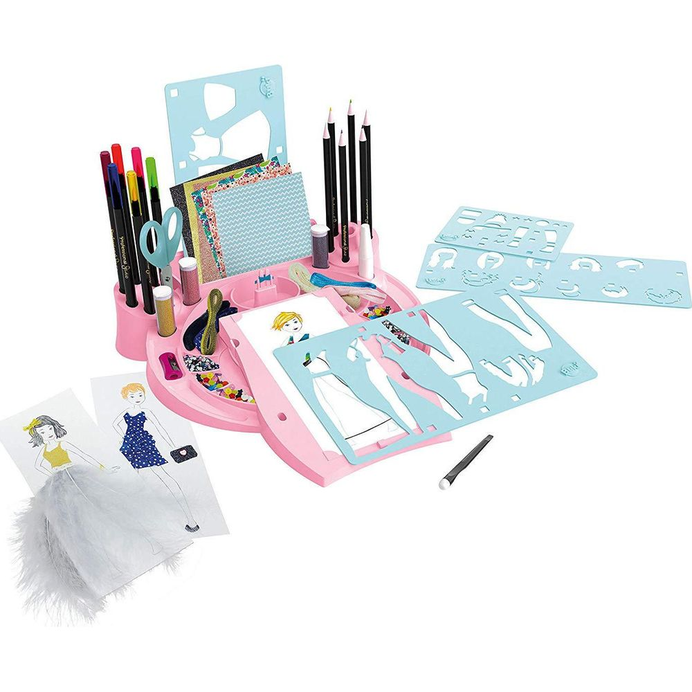 Różowy stolik do rękodzieła z markerami, papierem, nożyczkami i szablonami.