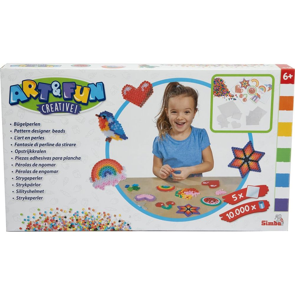 Ein Mädchen lacht vor einer Schachtel mit Bügelperlen, die ein Herz, einen Vogel und einen Regenbogen zeigen.