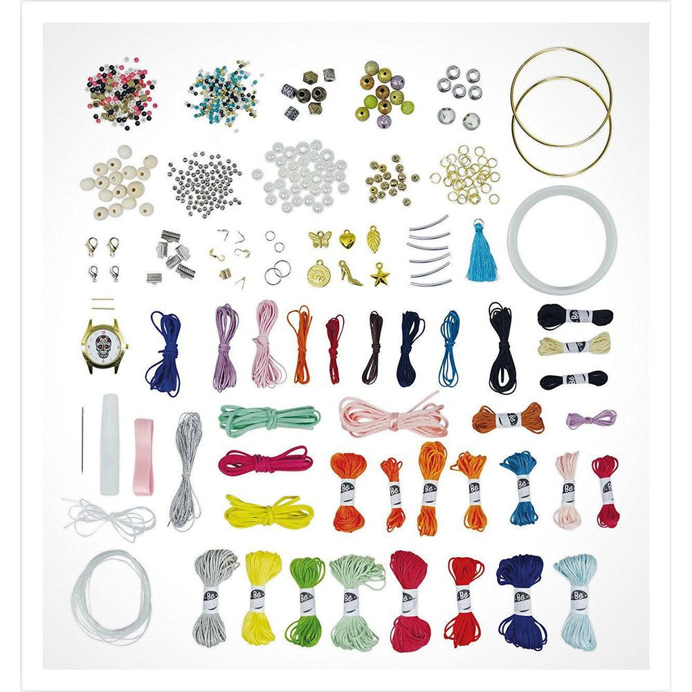 Zestaw do rękodzieła z koralikami, nićmi, zawieszkami, igłami, wstążkami i zegarkiem.