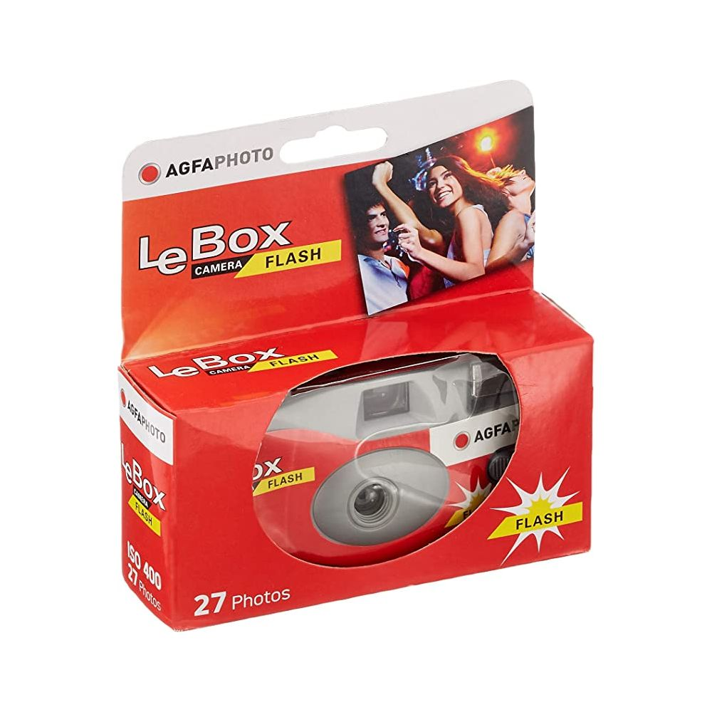Fotocamera Agfa Le Box con flash in confezione rossa, mostra tre giovani sorridenti.