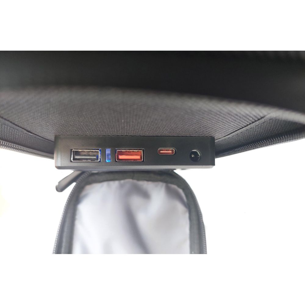 Caricabatterie nero con USB-A, USB-C e porta di alimentazione, aperto.