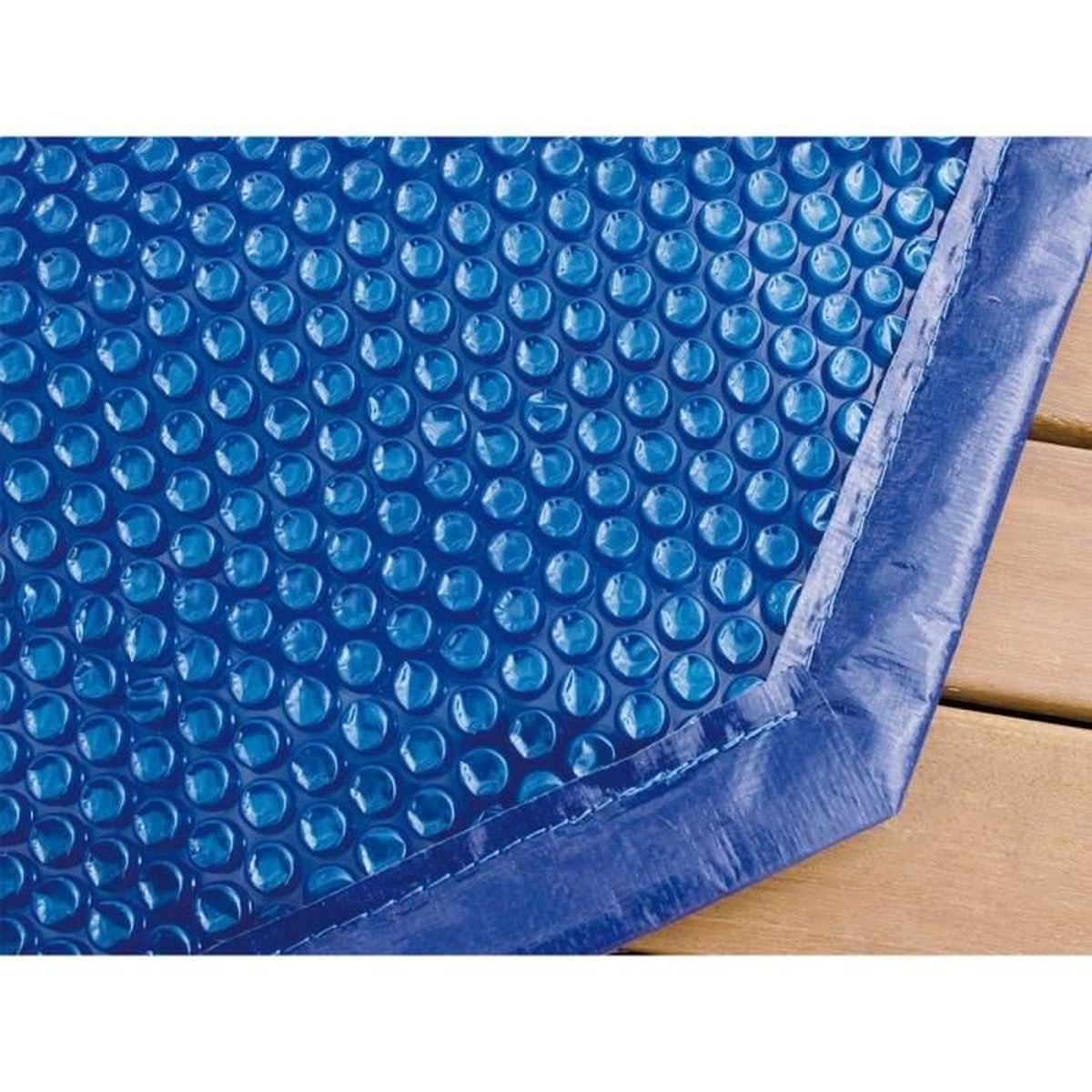 Blaue Poolabdeckung mit Luftblasen liegt auf Holz.
