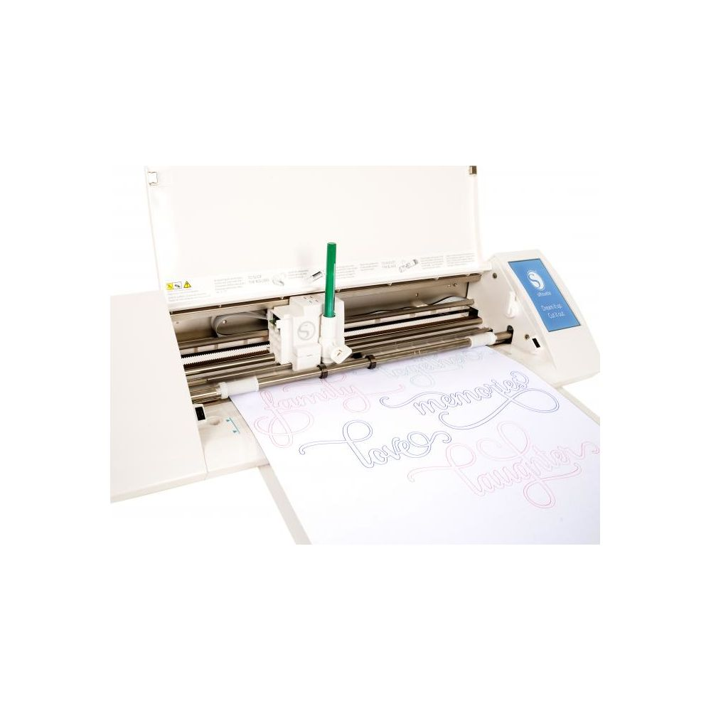 Ein weißer Schneideplotter mit einem grünen Stift schneidet Schriftzüge auf Papier.